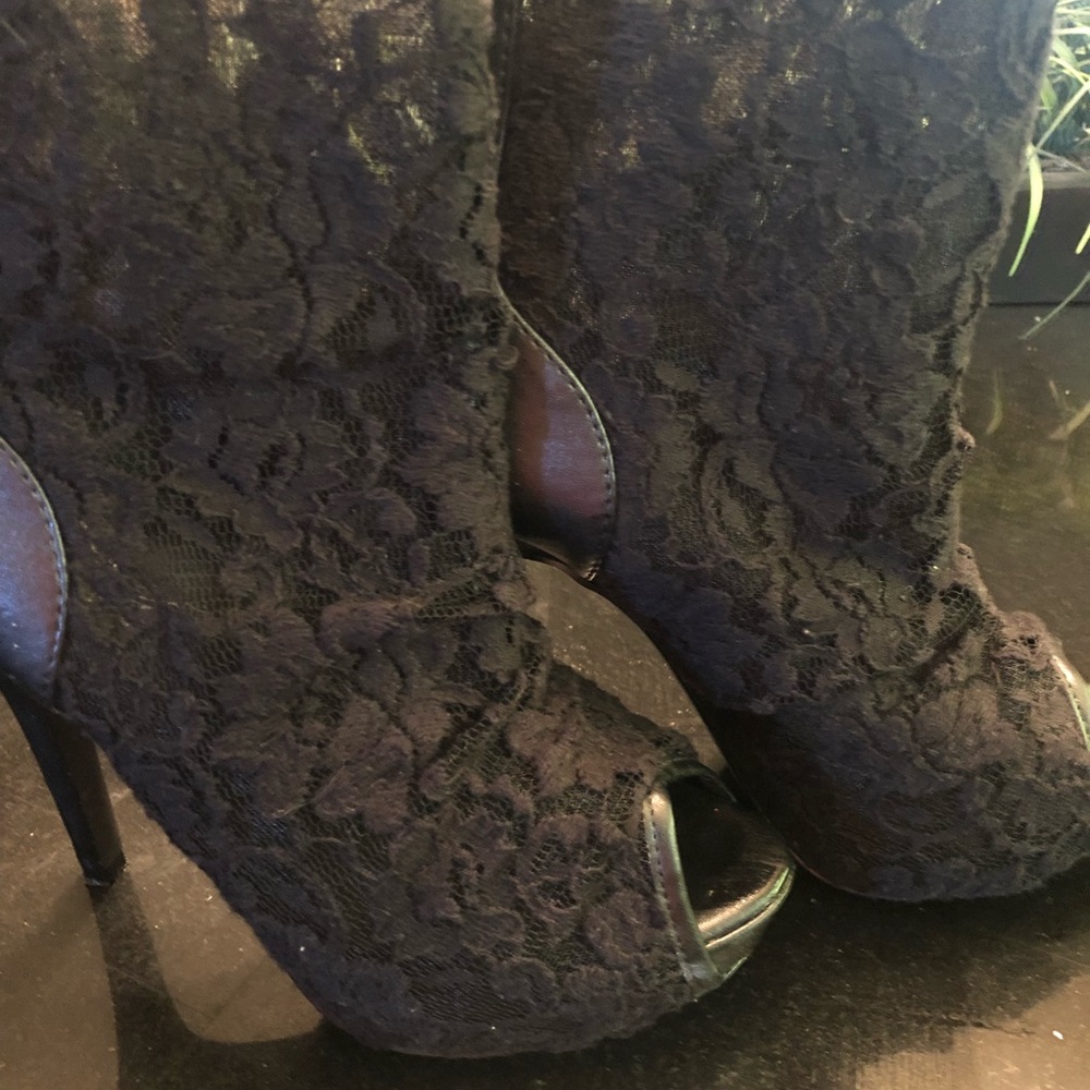 Carlos Santana lace black heels